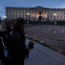 Etter rosetoget i kjølvannet av terrorhandlingene 22. juli 2011, fant mange av blomstene veien til Slottsbakken.  Foto: Aleksander Andersen / Scanpix